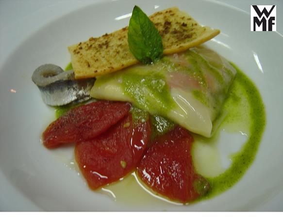 Raviolis de escalivada con pétalos de tomate, pesto genovés y crujiente de pan | Escuela de cocina en Barcelona - Clases de cocina Barcelona - Actividades de Team Building gastronómico en Barcelona